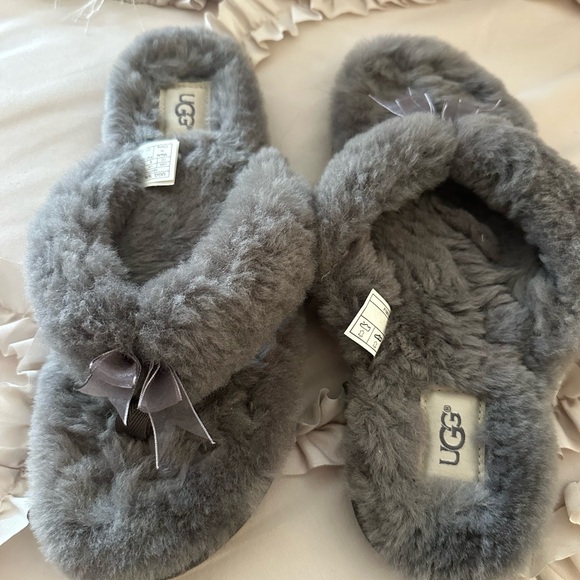 UGG Soft Gray Fluffy Slippers - Picture 3 of 6